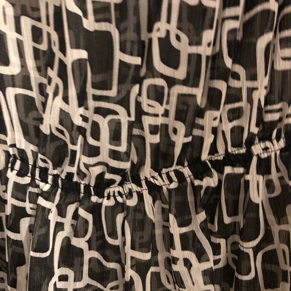 Sheer Geometric Patterned Top - Picture 4 of 5